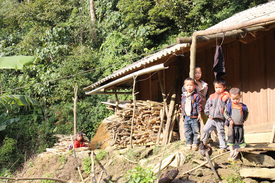  Những đứa trẻ vùng cao bẽn lẽn khi thấy ống kính máy ảnh