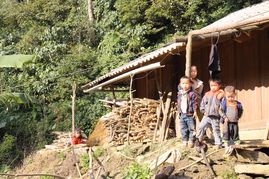  Những đứa trẻ vùng cao bẽn lẽn khi thấy ống kính máy ảnh