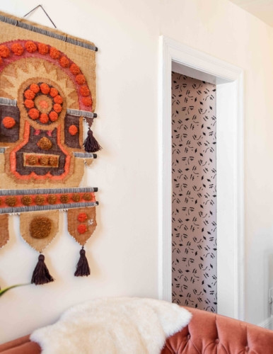 Bạn có thể lấp đầy khoảng trống trên tường bằng họa tiết và đồ trang trí thổ cẩm. Bạn có thể lấp đầy khoảng trống trên tường bằng họa tiết và đồ trang trí thổ cẩm.