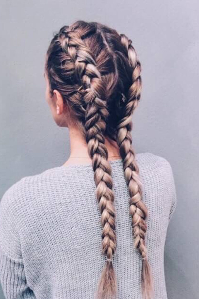 Kiểu tóc tết hai bên từ đỉnh đầu sẽ không lỗi thời nếu bạn nhuộm tóc màu sáng.