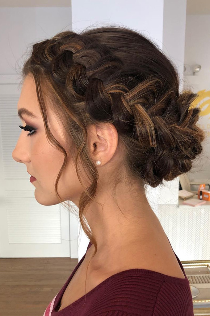  Kiểu tóc tết hai bên rồi búi gọn phần đuôi tóc phía sau đầu mang đến diện mạo trẻ trung, xinh xắn.