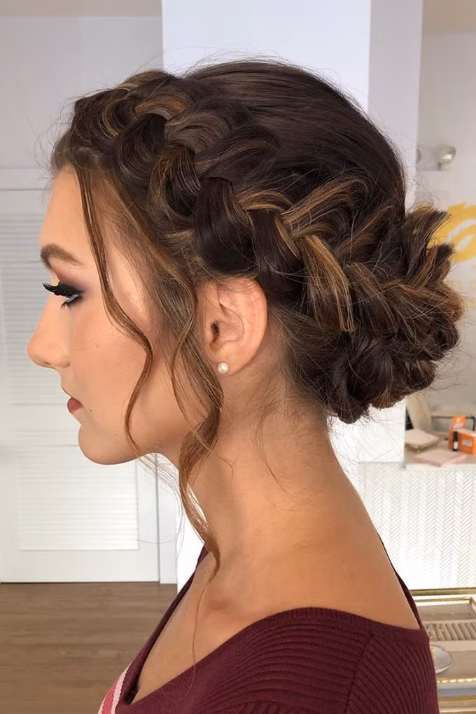 Kiểu tóc tết hai bên rồi búi gọn phần đuôi tóc phía sau đầu mang đến diện mạo trẻ trung, xinh xắn. Kiểu tóc tết hai bên rồi búi gọn phần đuôi tóc phía sau đầu mang đến diện mạo trẻ trung, xinh xắn.