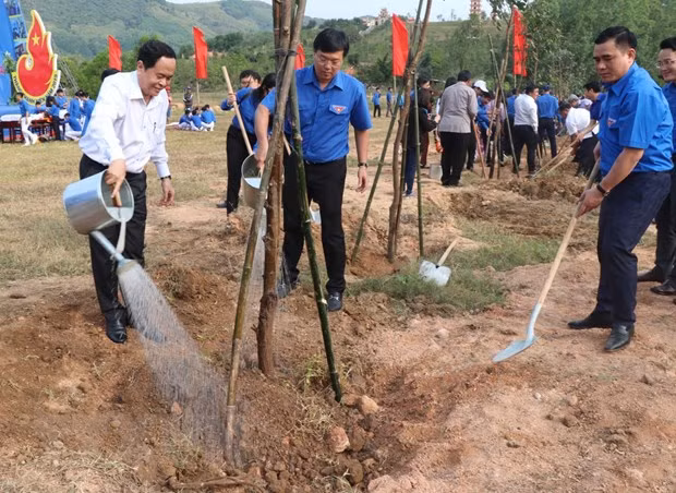 Bí thư Trung ương Đảng, Chủ tịch Ủy ban Trung ương MTTQ Việt Nam Trần Thanh Mẫn (bên trái), Bí thư thứ Nhất Trung ương Đoàn Lê Quốc Phong (ở giữa) hưởng ứng Tết trồng cây 2019. (Ảnh: Quốc Dũng/TTXVN)
