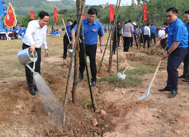 Bí thư Trung ương Đảng, Chủ tịch Ủy ban Trung ương MTTQ Việt Nam Trần Thanh Mẫn (bên trái), Bí thư thứ Nhất Trung ương Đoàn Lê Quốc Phong (ở giữa) hưởng ứng Tết trồng cây 2019. (Ảnh: Quốc Dũng/TTXVN)