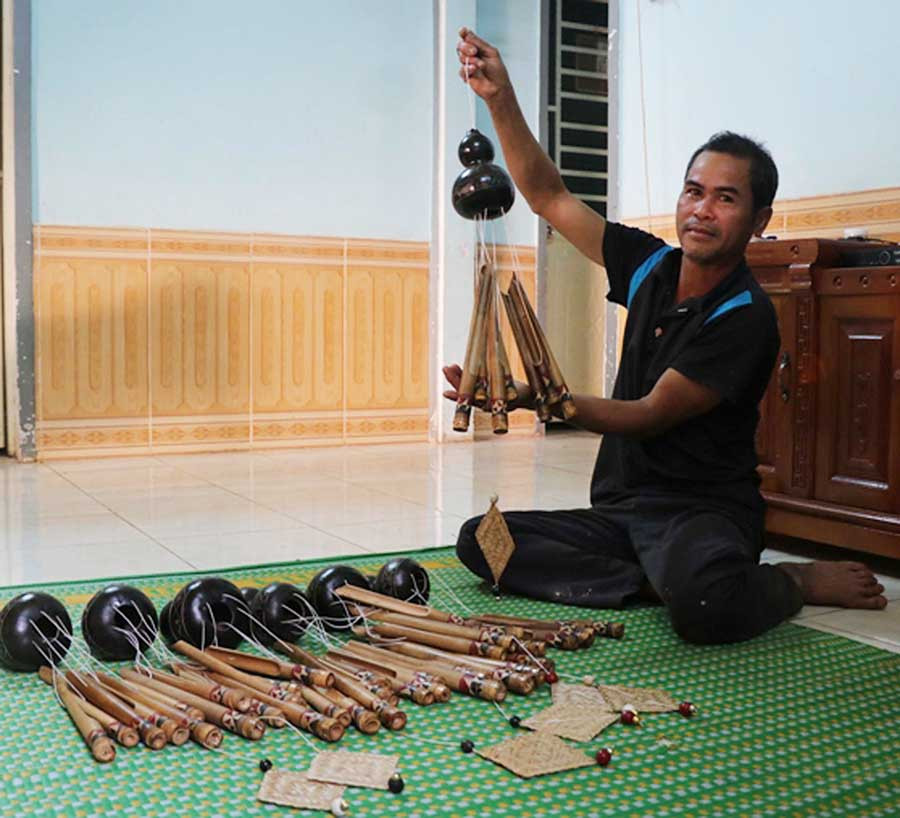  Anh Joan giới thiệu những chiếc chuông gió do mình làm. Ảnh: N.H