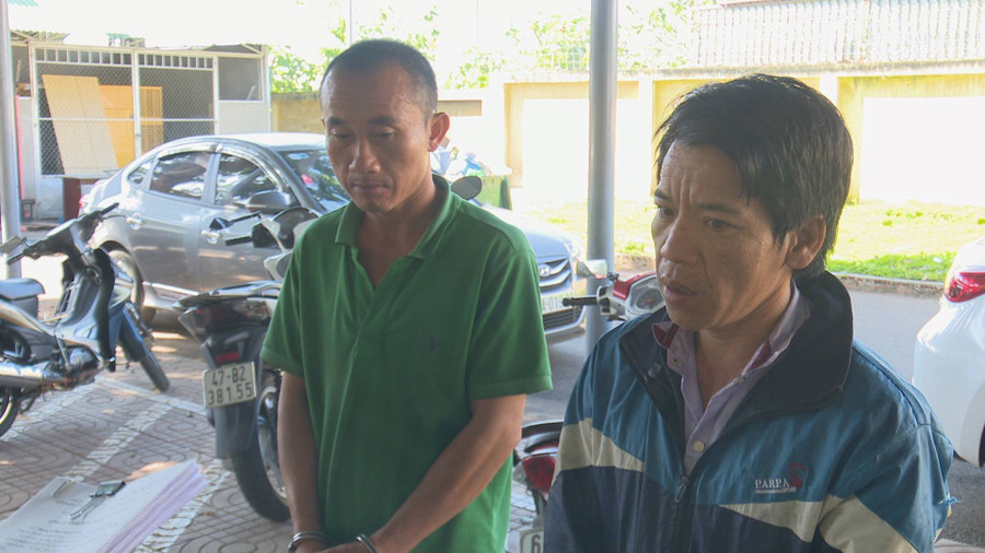 Hai đối tượng tại cơ quan công an. Ảnh TGTT Hai đối tượng tại cơ quan công an. Ảnh TGTT