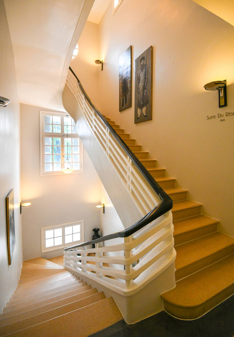 Cầu thang trong dinh thự dẫn lên phòng cao cấp nhất Suite Du Resident dành cho các chính khách, nguyên thủ quốc gia. Do kiến trúc được giữ nguyên bản, khách nghỉ sẽ phải đi thang bộ tới phòng khi lựa chọn loại cao cấp nhất thay vì có hệ thống thang máy như các phòng ở dãy nhà cánh cung hai bên.