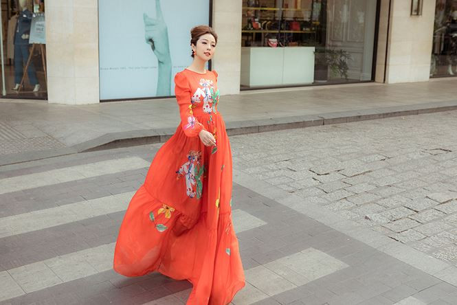 Jennifer Phạm là Hoa hậu châu Á tại Mỹ năm 2006. Sau 13 năm đoạt danh hiệu nhan sắc này, cô đã là mẹ của 3 con nhỏ (con út sinh đầu năm 2017) và cán mốc tuổi 34. Jennifer Phạm là Hoa hậu châu Á tại Mỹ năm 2006. Sau 13 năm đoạt danh hiệu nhan sắc này, cô đã là mẹ của 3 con nhỏ (con út sinh đầu năm 2017) và cán mốc tuổi 34.