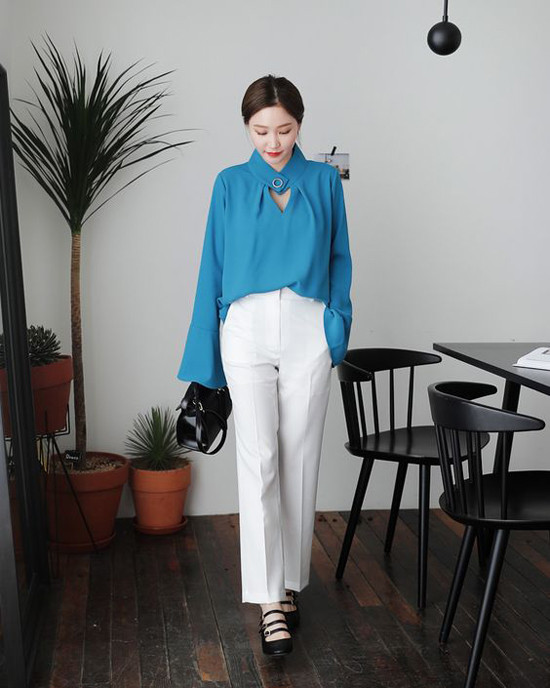 Quần âu ống suông kết hợp cùng các kiểu sơ mi biến tấu là mốt được nhiều chị em ưa chuộng ở mùa này.