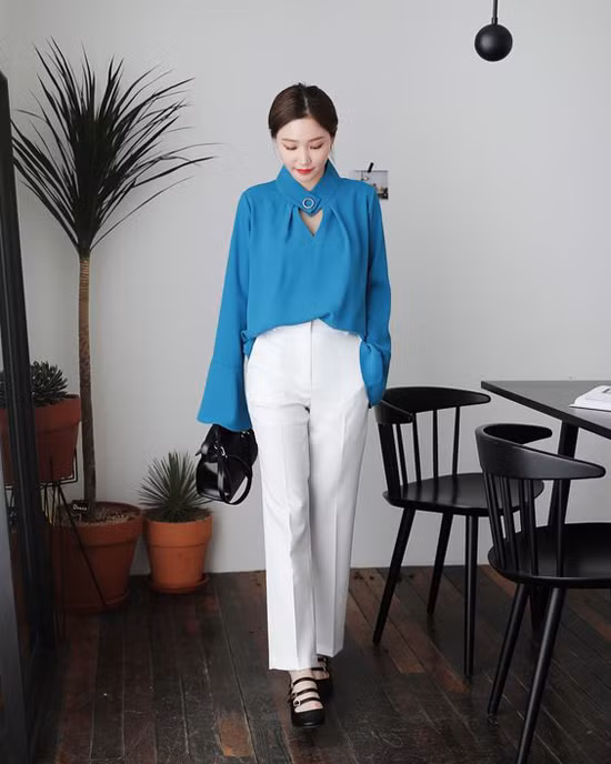 Quần âu ống suông kết hợp cùng các kiểu sơ mi biến tấu là mốt được nhiều chị em ưa chuộng ở mùa này.