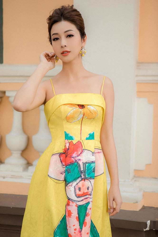 Bộ váy vàng với hoạ tiết chú lợn ngộ nghĩnh đáng yêu khiến Jennifer Phạm nổi bật trên phố. Bộ váy vàng với hoạ tiết chú lợn ngộ nghĩnh đáng yêu khiến Jennifer Phạm nổi bật trên phố.