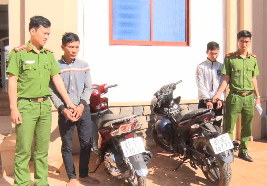2 đối tượng trộm cắp xe máy bị tạm giữ. Ảnh: Lê Trang 2 đối tượng trộm cắp xe máy bị tạm giữ. Ảnh: Lê Trang