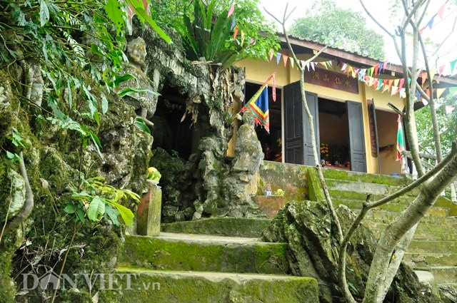  Cửa động Thủy Tiên nhìn ra lòng hồ Thác Bà.