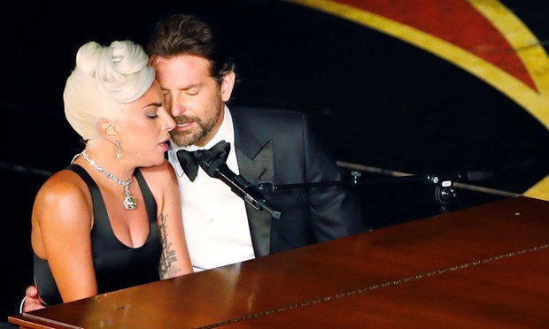 Lady Gaga và Bradley Cooper trình diễn Shallow Lady Gaga và Bradley Cooper trình diễn Shallow