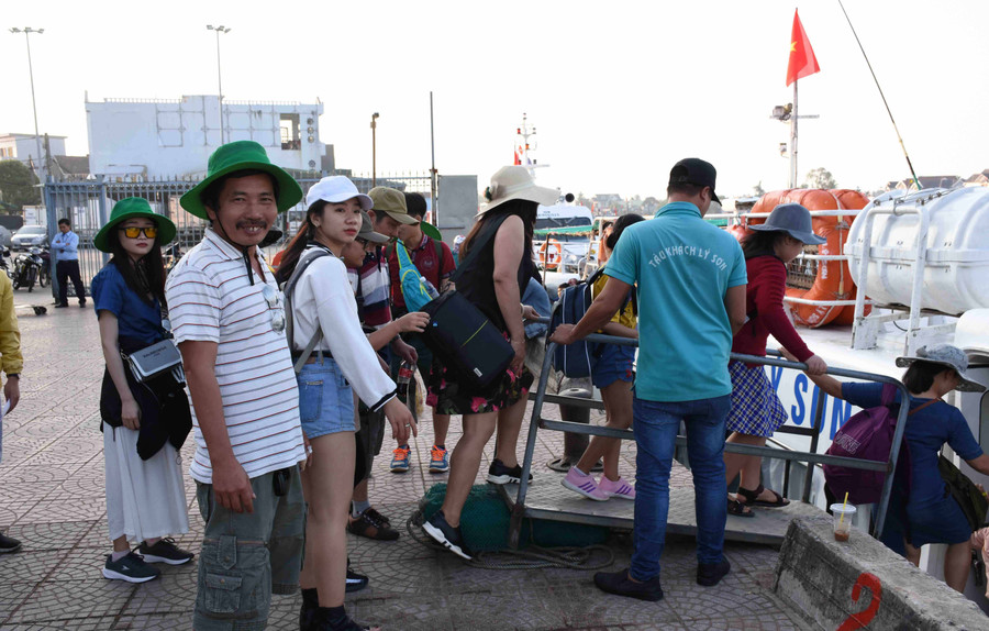Du khách làm thủ tục xuống tàu ra đảo Lý Sơn. Ảnh: Lê Văn Nhung