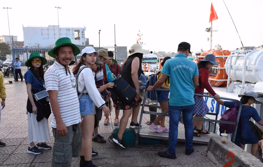 Du khách làm thủ tục xuống tàu ra đảo Lý Sơn. Ảnh: Lê Văn Nhung