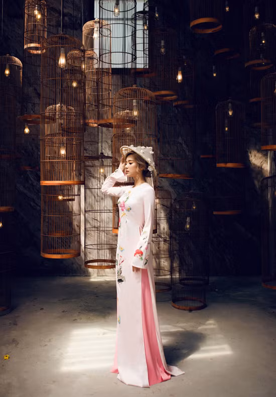 Bộ sưu tập áo dài Tết năm nay lấy ý tưởng từ những bức bích họa dân gian Việt Nam và những bức tranh thủy mặc cung đình Huế ngày xưa.