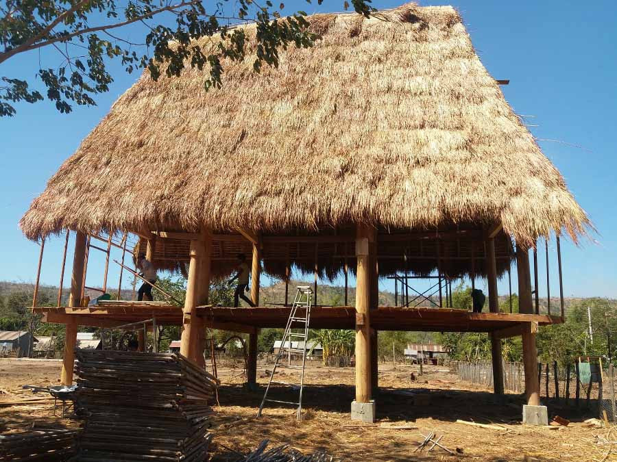  Khẩn trương hoàn thành nhà rông của làng Kpaih để đưa vào sử dụng trong thời gian sớm nhất. Ảnh: C.H