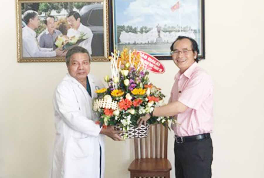 Lãnh đạo Báo Gia Lai thăm Bệnh viện Đại học Y dược-Hoàng Anh Gia Lai. Ảnh: Lê Anh