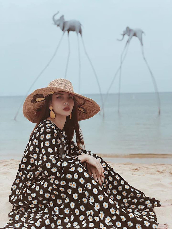 Váy liền thân, đầm thắt eo thiết kế trên các chất liệu vải nhẹ tênh như chiffon, voan lụa... sẽ giúp phái đẹp có được cảm giác bay bổng khi đi dạo biển. Mix thêm mũ cói như Yến Trang để thêm phần sành điệu. Váy liền thân, đầm thắt eo thiết kế trên các chất liệu vải nhẹ tênh như chiffon, voan lụa... sẽ giúp phái đẹp có được cảm giác bay bổng khi đi dạo biển. Mix thêm mũ cói như Yến Trang để thêm phần sành điệu.