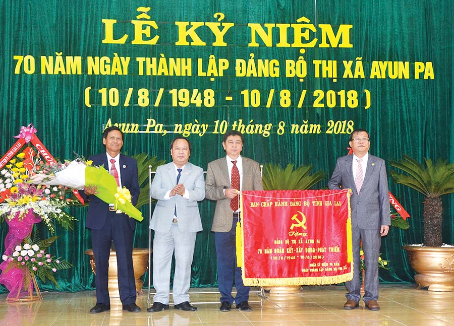  Thường trực Tỉnh ủy tặng Đảng bộ thị xã Ayun Pa bức trướng “Đảng bộ thị xã Ayun Pa 70 năm đoàn kết-xây dựng-phát triển”. Ảnh: Đ.P