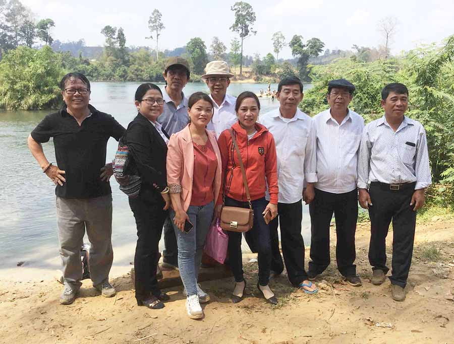  Anh em văn nghệ sĩ chụp ảnh lưu niệm cùng du khách bên sông Sê San. Ảnh: B.Q.V