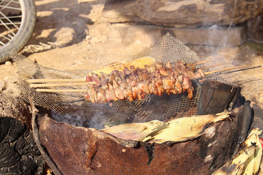  Nướng thịt bên bếp lửa là thú vui của những người trẻ khi tìm đến Tà Xùa 