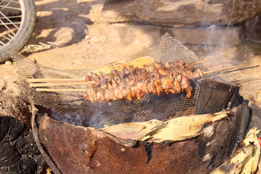  Nướng thịt bên bếp lửa là thú vui của những người trẻ khi tìm đến Tà Xùa 