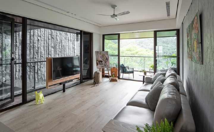 Kệ tivi và ghế sofa kê theo chiều dọc của tường để không cản đường đi của ánh sáng.  Kệ tivi và ghế sofa kê theo chiều dọc của tường để không cản đường đi của ánh sáng.