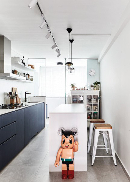 Lựa chọn phong cách nội thất này cho ngôi nhà, Jeremy lý giải vì anh không thích những thứ quá phức tạp. Anh sử dụng vật liệu chủ yếu là gỗ, đá cẩm thạch và kim loại. Tất cả được hòa quyện trong một tổng thể hài hòa. Trong nhà của Jeremy có khá nhiều bức tượng hình chú thỏ - loài vật mà anh vô cùng yêu thích. Jeremy đã sưu tầm những món đồ trang trí này trong chuyến đi đến Hàn Quốc.  Lựa chọn phong cách nội thất này cho ngôi nhà, Jeremy lý giải vì anh không thích những thứ quá phức tạp. Anh sử dụng vật liệu chủ yếu là gỗ, đá cẩm thạch và kim loại. Tất cả được hòa quyện trong một tổng thể hài hòa. Trong nhà của Jeremy có khá nhiều bức tượng hình chú thỏ - loài vật mà anh vô cùng yêu thích. Jeremy đã sưu tầm những món đồ trang trí này trong chuyến đi đến Hàn Quốc.