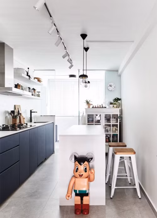  Lựa chọn phong cách nội thất này cho ngôi nhà, Jeremy lý giải vì anh không thích những thứ quá phức tạp. Anh sử dụng vật liệu chủ yếu là gỗ, đá cẩm thạch và kim loại. Tất cả được hòa quyện trong một tổng thể hài hòa. Trong nhà của Jeremy có khá nhiều bức tượng hình chú thỏ - loài vật mà anh vô cùng yêu thích. Jeremy đã sưu tầm những món đồ trang trí này trong chuyến đi đến Hàn Quốc.