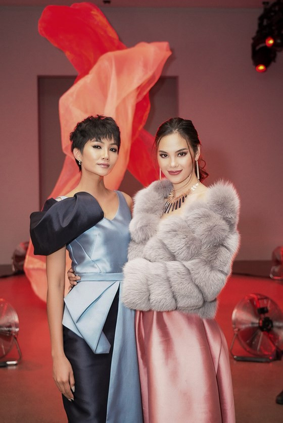  Cả hai rạng rỡ trong thiết kế của NTK Phương My