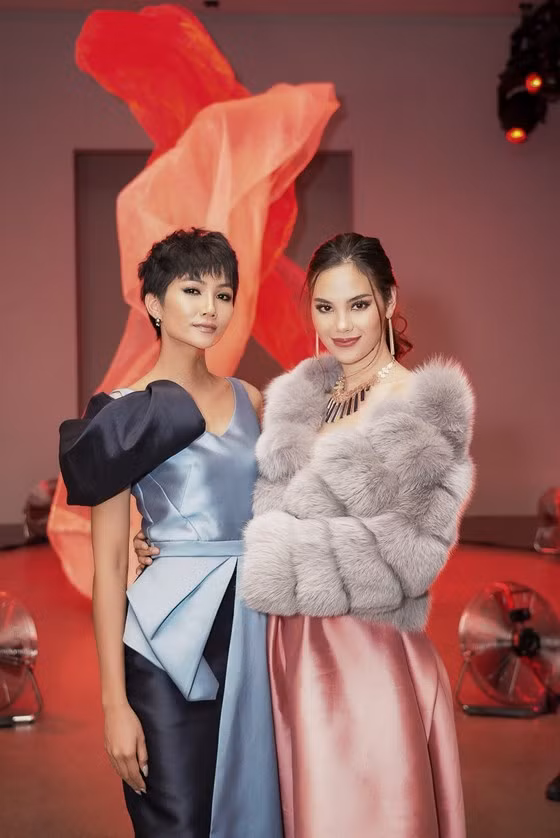  Cả hai rạng rỡ trong thiết kế của NTK Phương My