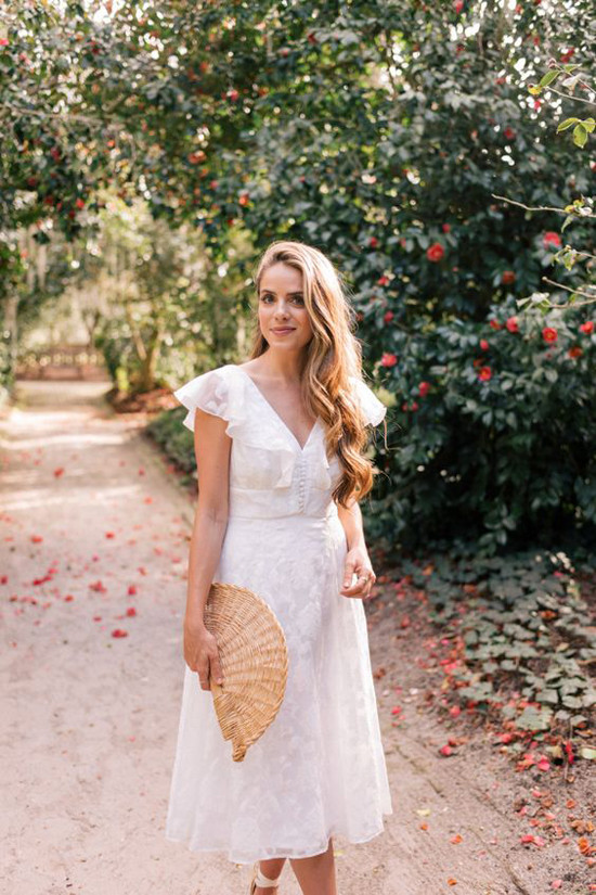 Cotton, lụa, voan lụa, ren... là những chất liệu được sử dụng nhằm đề cao sự thoáng mát và thoải mái cho trang phục xuân hè. Cotton, lụa, voan lụa, ren... là những chất liệu được sử dụng nhằm đề cao sự thoáng mát và thoải mái cho trang phục xuân hè.