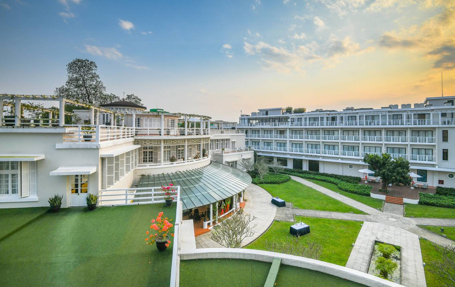 Toàn cảnh khách sạn nhìn từ cánh phía đông. Các toà nhà đều có hành lang kết nối với nhau.