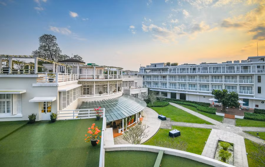 Toàn cảnh khách sạn nhìn từ cánh phía đông. Các toà nhà đều có hành lang kết nối với nhau.