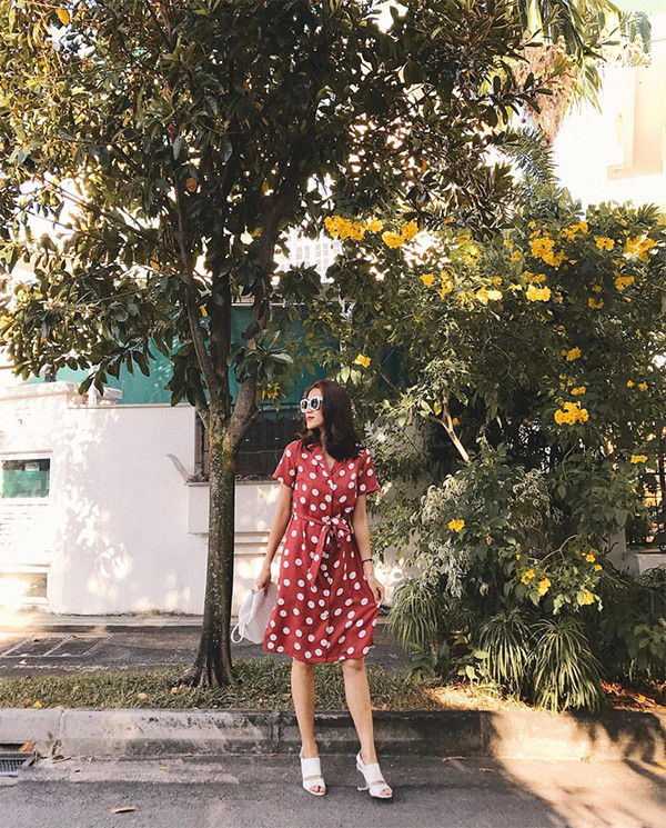 Váy thắt eo kiểu dáng cổ điển vẫn được yêu thích vì thế các nàng có thể tự tin chọn chúng để mix đồ street stye. Váy thắt eo kiểu dáng cổ điển vẫn được yêu thích vì thế các nàng có thể tự tin chọn chúng để mix đồ street stye.