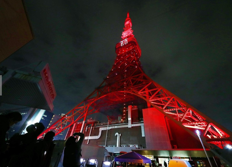 Tháp Tokyo được thắp sáng rực rỡ. (Ảnh: China Daily)