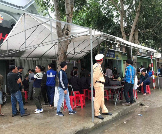  Rất đông người thân có mặt chia buồn với gia đình nạn nhân trong sáng 11-2