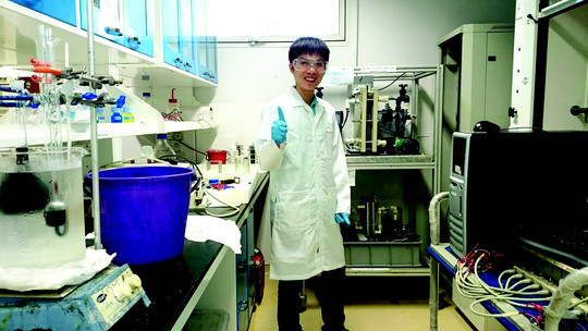 TS Nguyễn Duy Tâm trong phòng thí nghiệm pin vanadium tại ĐH Công nghệ Nanyang. (Ảnh do nhân vật cũng cấp)