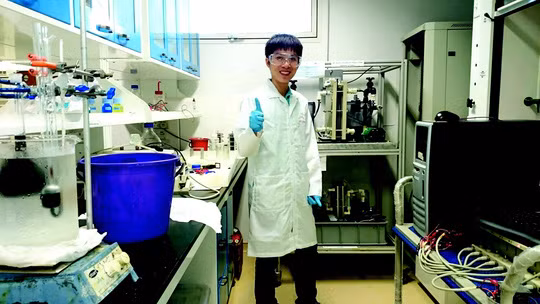 TS Nguyễn Duy Tâm trong phòng thí nghiệm pin vanadium tại ĐH Công nghệ Nanyang. (Ảnh do nhân vật cũng cấp)