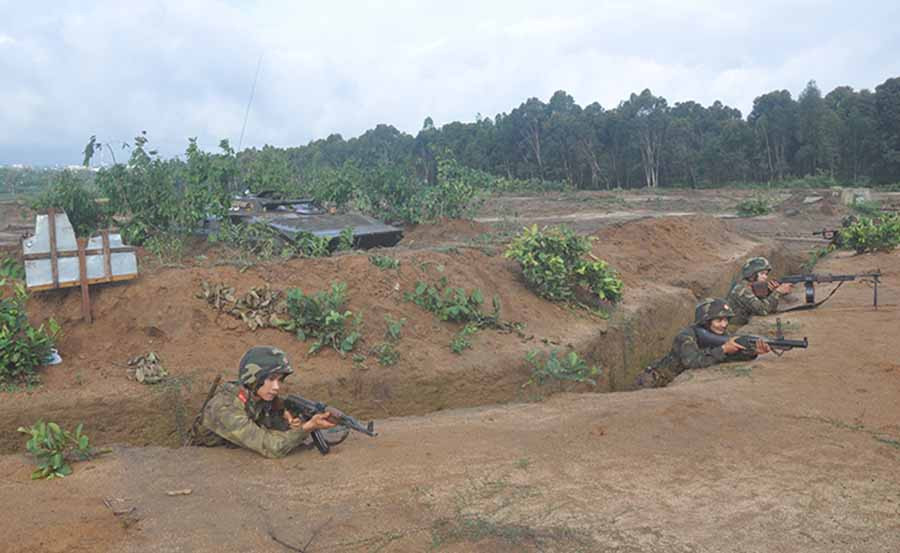  Trung đoàn 48 diễn tập đánh địch đổ bộ. Ảnh: Đ.T.T