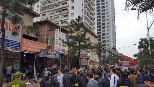 Nhiều người dân nín thở theo dõi diễn biến vụ giải cứu