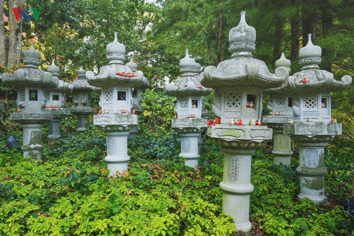 Những cột đèn đá đậm chất thiền cũng trở nên khác lạ hơn với sự xuất hiện của những con búp bê Daruma bé nhỏ.