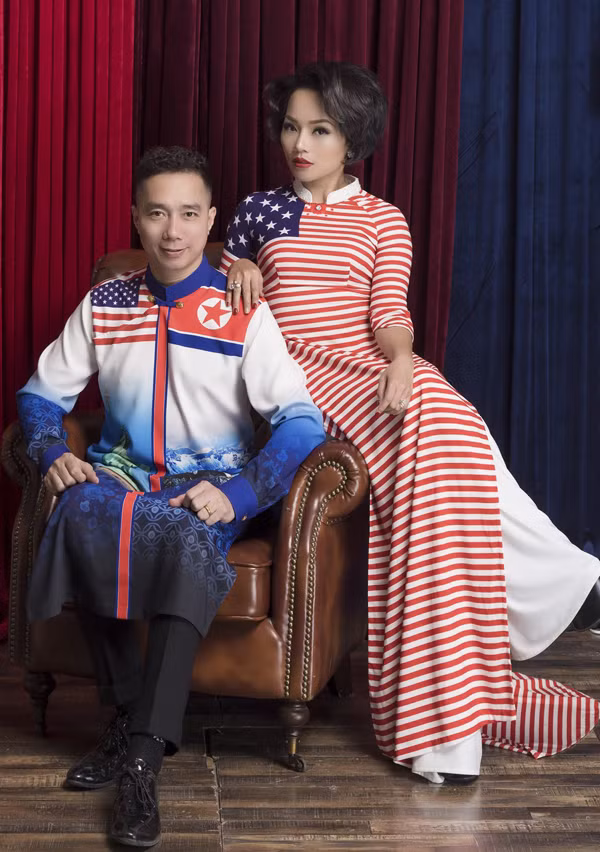 Nhà thiết kế Đỗ Trịnh Hoài Nam mặc trang phục kết hợp hai hình ảnh đất nước và quốc kỳ của Mỹ - Triều Tiên, tạo dáng bên Thái Thùy Linh.