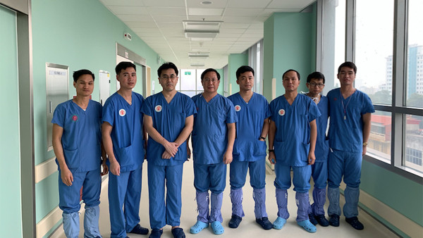  GS Kazuhiko Yamada (thứ 3 từ trái qua) chụp hình chung với toàn bộ ekip