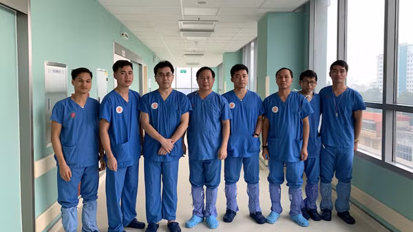  GS Kazuhiko Yamada (thứ 3 từ trái qua) chụp hình chung với toàn bộ ekip