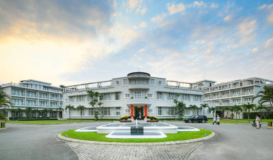  Có địa chỉ tại số 5 đường Lê Lợi, thành phố Huế, khách sạn Azerai La Residence nằm trên khuôn viên rộng 2 ha với 200 m đường bờ sông.