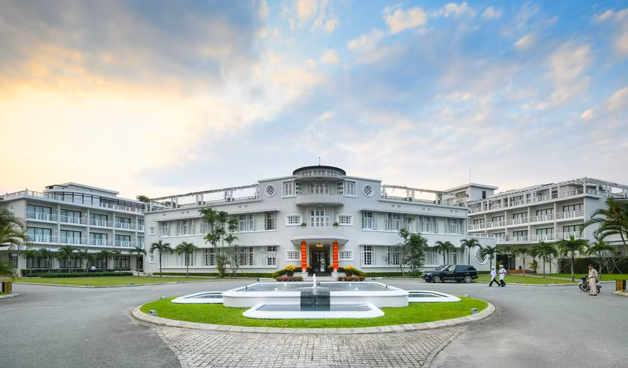  Có địa chỉ tại số 5 đường Lê Lợi, thành phố Huế, khách sạn Azerai La Residence nằm trên khuôn viên rộng 2 ha với 200 m đường bờ sông.