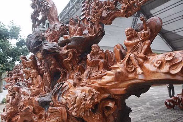 Để có được gốc gỗ hương đỏ rất khó khăn, anh Biển phải vào tận Gia Lai mua lại của những người làm nghề chài, lưới. Họ đào gốc cây ở sâu dưới lòng sông còn sót lại. Để có được gốc gỗ hương đỏ rất khó khăn, anh Biển phải vào tận Gia Lai mua lại của những người làm nghề chài, lưới. Họ đào gốc cây ở sâu dưới lòng sông còn sót lại.